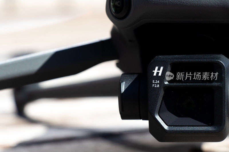 大疆Mavic 3相机正面的哈塞尔布莱德标志。